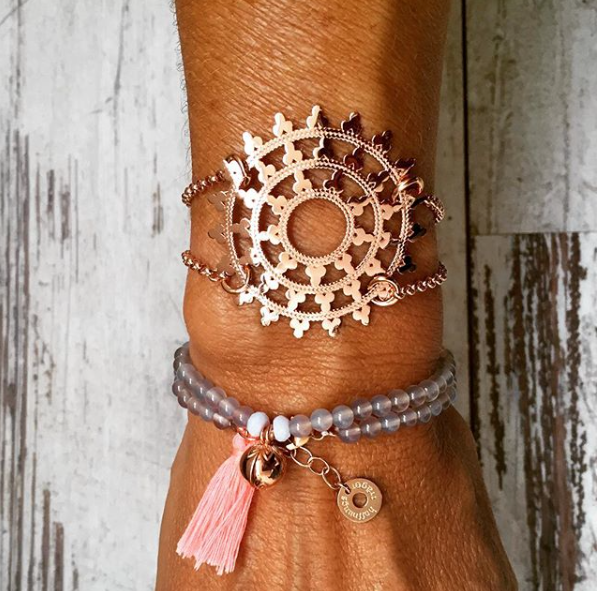 Rosévergoldetes Karma Armband mit einem großen Wheel of Karma Symbol. Power Yoga Armband.