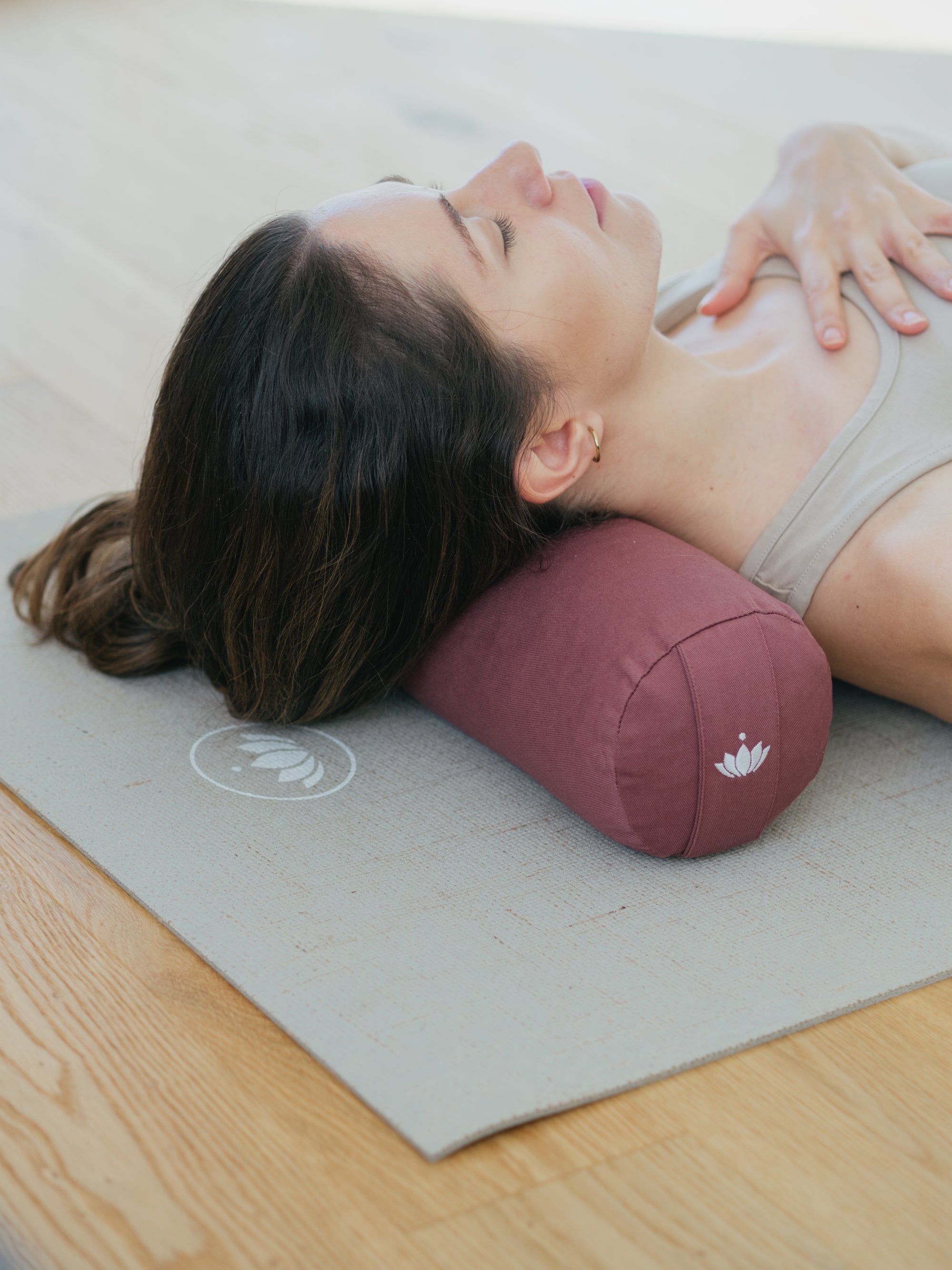 Aubergine Light Taupe - Nackenrolle für Yoga Frau liegt auf Yogamatte | Lotuscrafts 