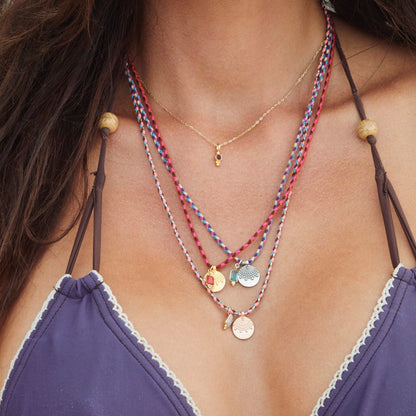 Choker Ketten mit Granat Edelstein und goldenem Münze Anhänger im Boho Yoga Look.